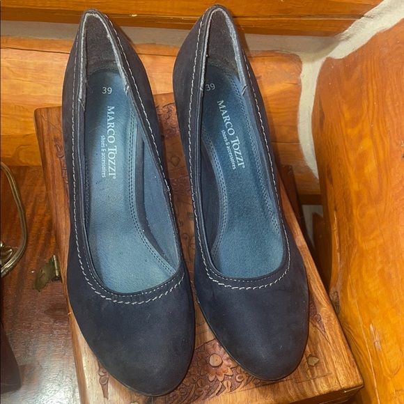 Classic Dark Navy Blue Suede Heels with Rounded Toe for Narrow feet Not Wide - Picture 1 of 3